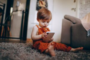 Como o uso excessivo de celular afeta o cérebro do seu filho?
